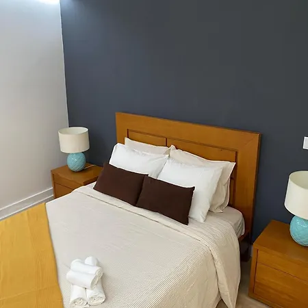 דירה Spacious Steps From Bica Elevator For Families & Friends ליסבון