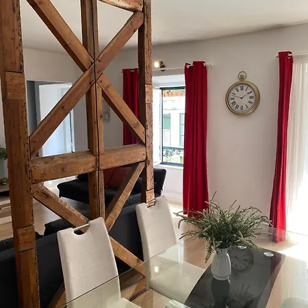 Spacious Steps From Bica Elevator For Families & Friends דירה