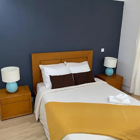 Spacious Steps From Bica Elevator For Families & Friends דירה
